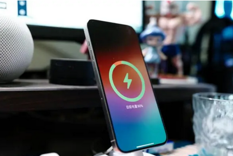 尖扎苹果15换屏服务分享用什么充电器给iPhone15充电更好 